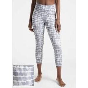 Athleta Elation Printed Capri Tight in Tie Dye Gray & White Size 2X